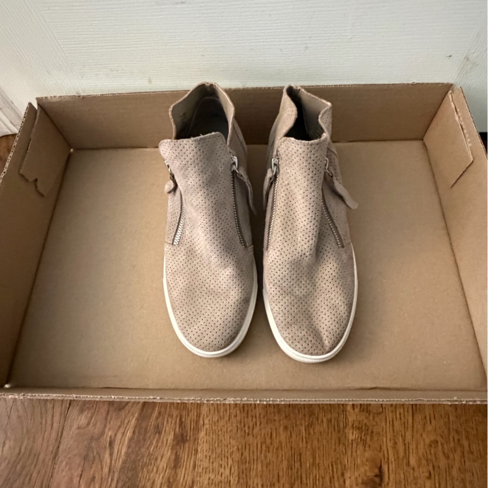 Steve Madden Tan High-Top Sneakers